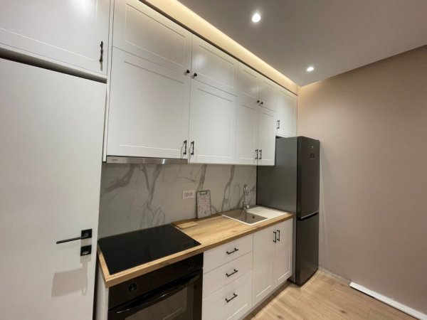 Tirane, jepet me qera apartament 1+1 Kati 4, 70 m² 800 € (Bllok, prapa Fakultetit te Drejtesise)