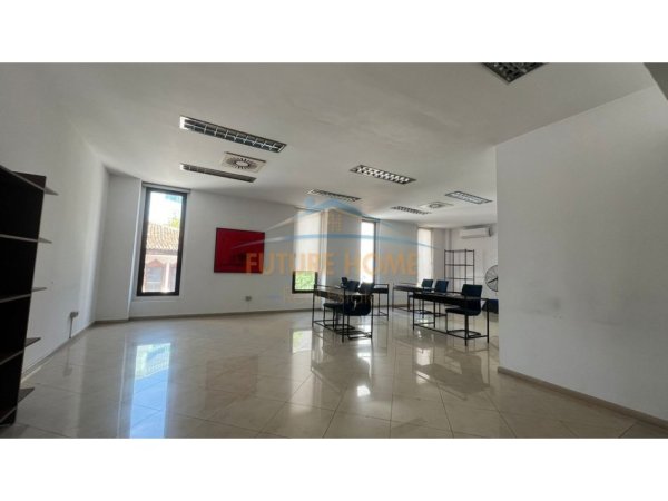 Tirane, jepet me qera ambjent biznesi Kati 1, 66 m² 1.000 € (TORRE DRINI)