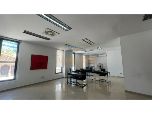 Tirane, jepet me qera ambjent biznesi Kati 1, 66 m² 1.000 € (TORRE DRINI)