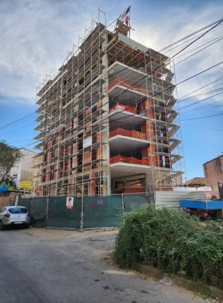 Tirane, shitet apartament 2+1+Ballkon Kati 1, 100 m² 