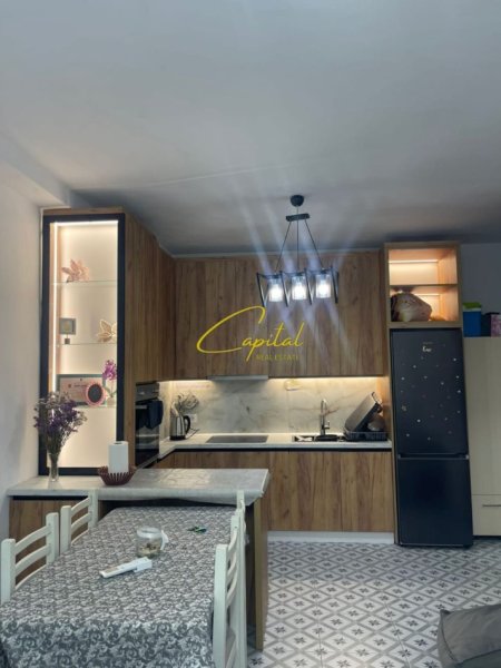 Tirane, jepet me qera apartament 1+1 Kati 10, 80 m² 450 € (GOLDEN PARK 3)