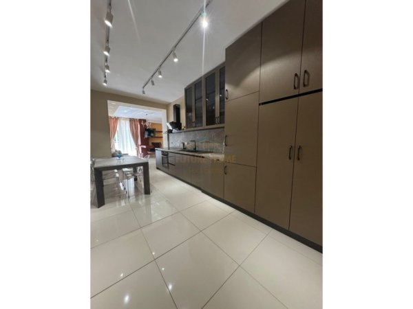Tirane, shitet apartament 4+1 Kati 1, 192 m² (Bllok)