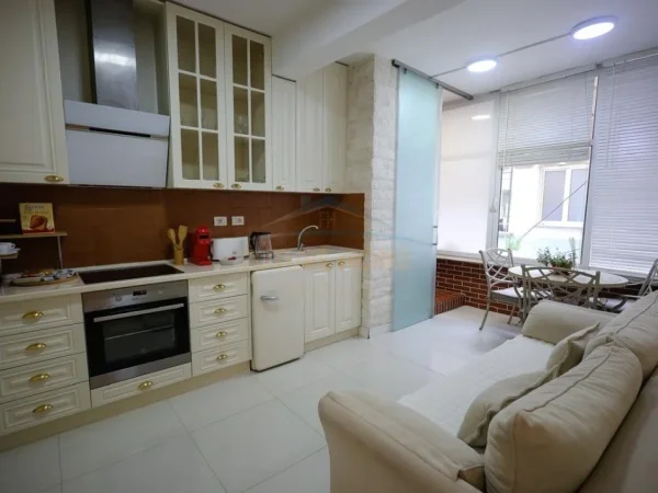 Tirane, shitet apartament 4+1 Kati 1, 192 m² (Bllok)