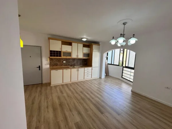 Tirane, shitet apartament 2+1 Kati 5, 165.000 € 