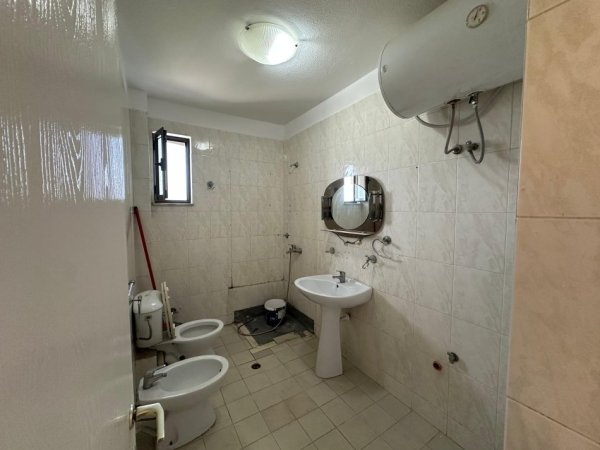 Tirane, shitet apartament 2+1 Kati 5, 165.000 € 