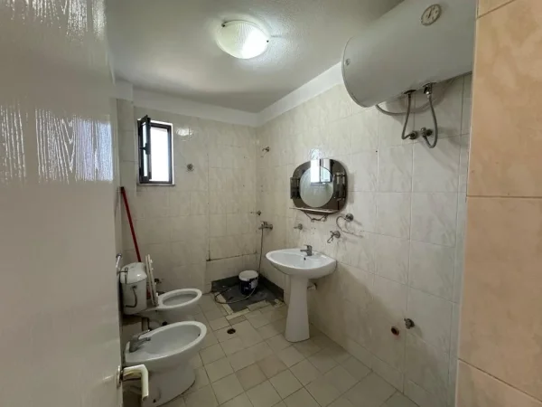 Tirane, shitet apartament 2+1 Kati 5, 165.000 € 