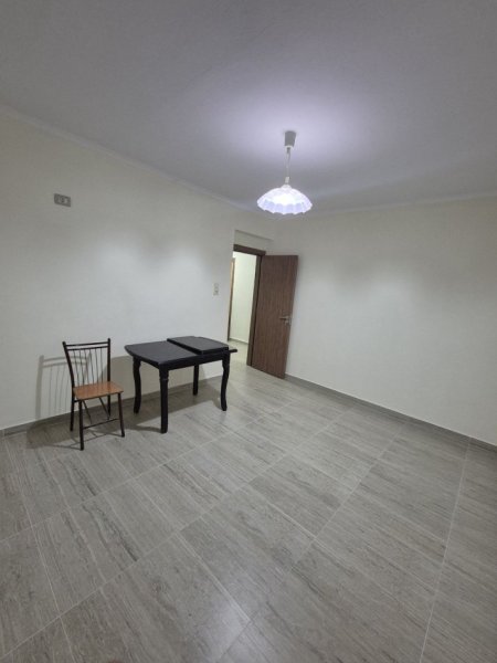 Tirane, jepet me qera apartament 1+1 Kati 4, 85 m² 400 € 
