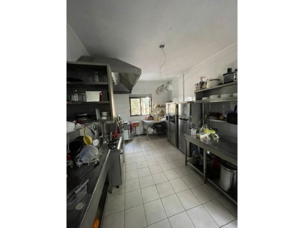Tirane, jepet me qera bar-resorant Kati 0, 320 m² 2.500 € (RRETH-RROTULLIMI I SHKOZES!)