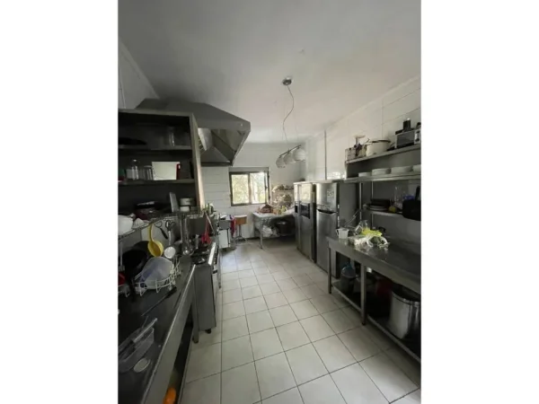 Tirane, jepet me qera bar-resorant Kati 0, 320 m² 2.300 € (RRETH-RROTULLIMI I SHKOZES!)