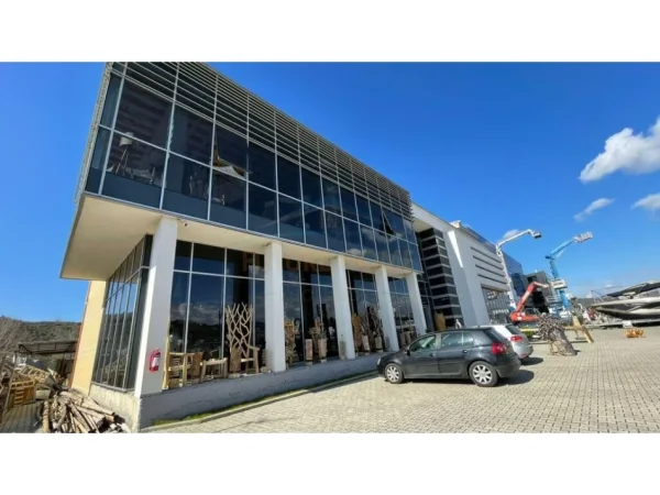 Tirane, shitet ambjent biznesi , 1.870 m² 2.500.000 € 