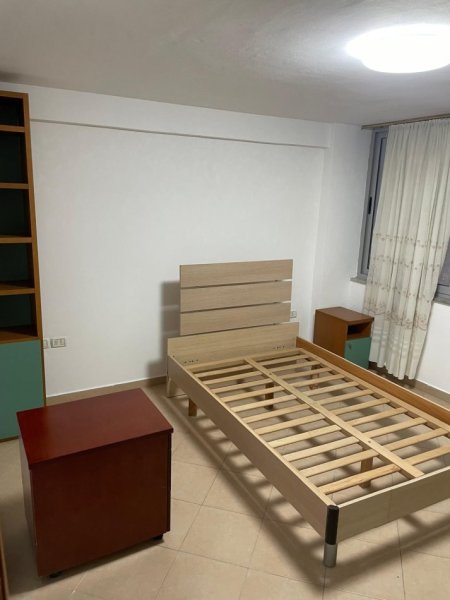 Tirane, jepet me qera apartament 2+1+2+2 SHKOLLA E KUQE,Kati 2, 102 m² 60.000 Leke