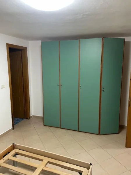 Tirane, jepet me qera apartament 2+1+2+2 SHKOLLA E KUQE,Kati 2, 102 m² 60.000 Leke