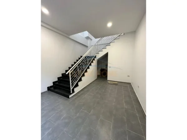 Tirane, shitet ambjent biznesi Kati 0, 28 m² 120.000 € 