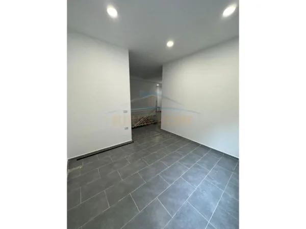 Tirane, shitet ambjent biznesi Kati 0, 28 m² 120.000 € 