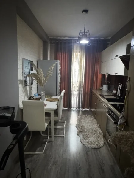Tirane, jap me qera apartament 1+1+Ballkon Kati 4, 60 m² 40.000 € (Misto Mame,pallatet Cabej perball bar Helios)