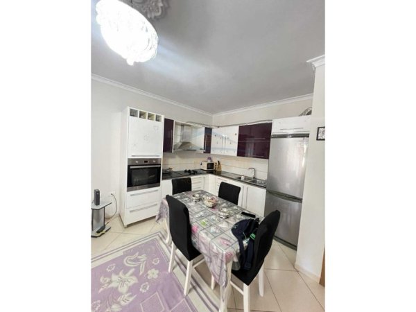 Tirane, jepet me qera apartament 2+1 Kati 4, 76 m² 450 € (PRANE RRETHIT TE YZBERISHTIT)