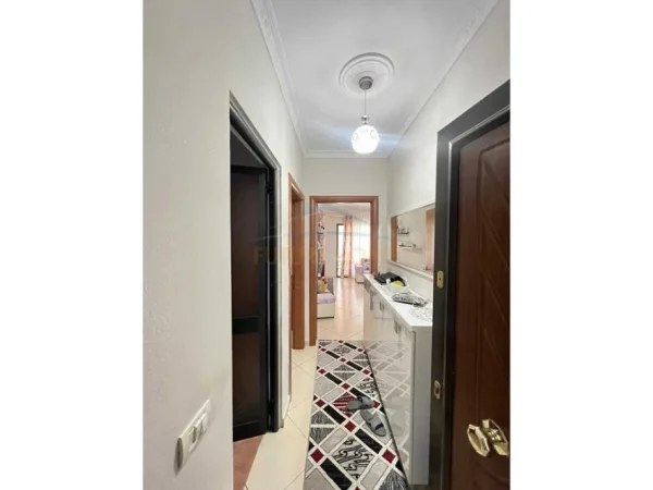 Tirane, jepet me qera apartament 2+1 Kati 4, 76 m² 450 € (PRANE RRETHIT TE YZBERISHTIT)