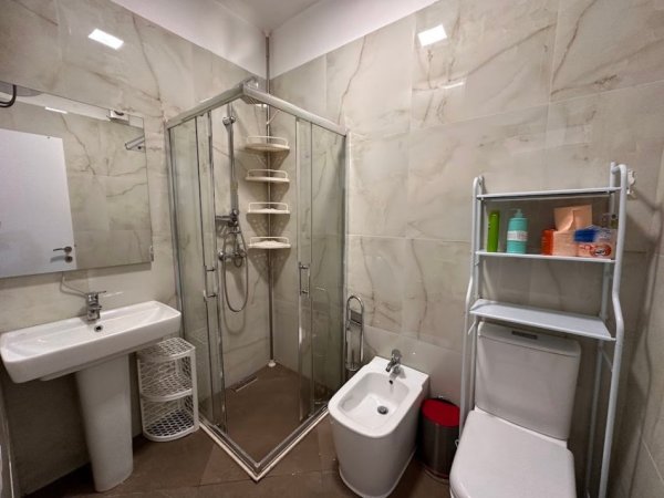Tirane, jepet me qera apartament 1+1 Kati 5, 44 m² 700 € (Rruga Sami Frasheri)