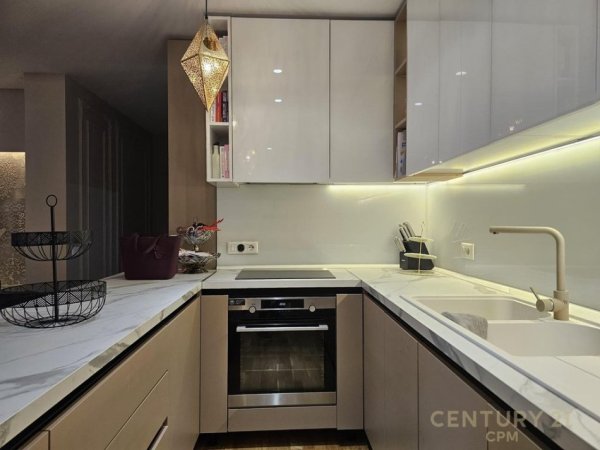 Tirane, jepet me qera apartament 3+1 Kati 2, 130 m² 1.800 € (Lion Park)