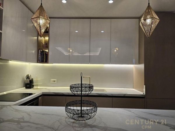 Tirane, jepet me qera apartament 3+1 Kati 2, 130 m² 1.800 € (Lion Park)