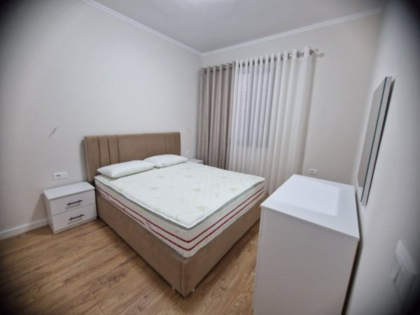 Tirane, jepet me qera Vile 2+1 Kati 2, 80 m² 750 € (Gjimnazi Besnik Sykja)