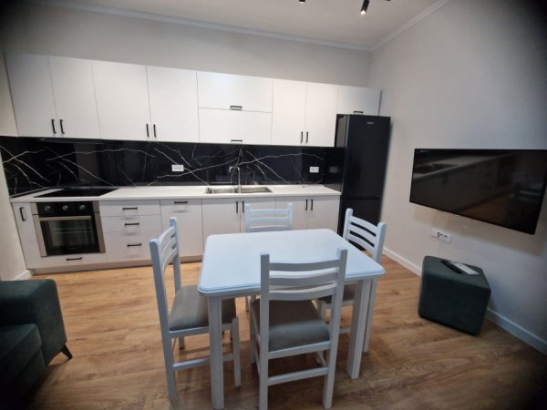 Tirane, jepet me qera Vile 2+1 Kati 2, 80 m² 750 € (Gjimnazi Besnik Sykja)