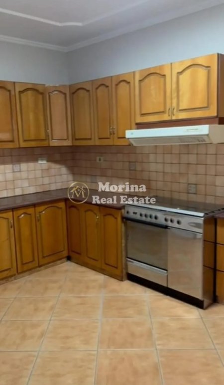 Tirane, jepet me qera ambjent biznesi Kati 4, 178 m² 1.800 € (Sheshi Willson)