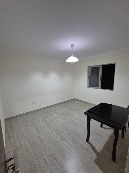 Tirane, jepet me qera apartament 1+1+Ballkon Kati 4, 60 m² 400 € (Rruga e Elbasanit , prane Zonjes curre ,prane shkolles 1 maj)