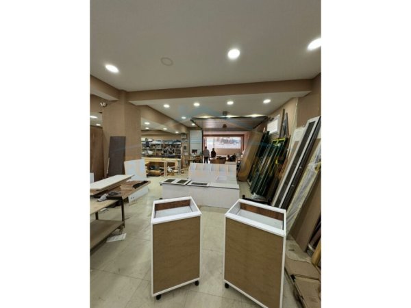 Tirane, shitet ambjent biznesi Kati -1, 250 m² 150.000 € 