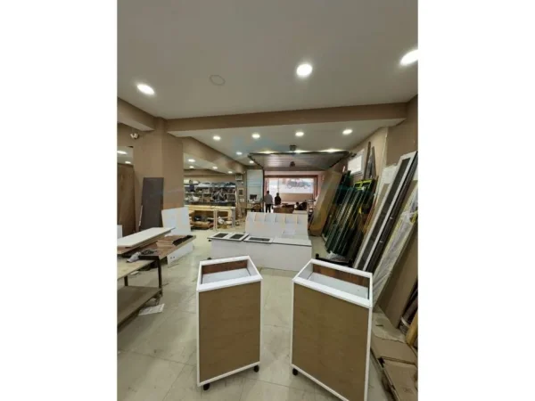 Tirane, shitet ambjent biznesi Kati -1, 250 m² 150.000 € 