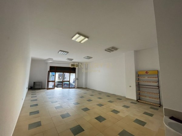 Tirane, jepet me qera ambjent biznesi Kati 0, 76 m² 550 € (Globe)