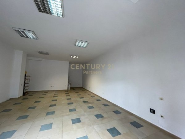 Tirane, jepet me qera ambjent biznesi Kati 0, 76 m² 550 € (Globe)