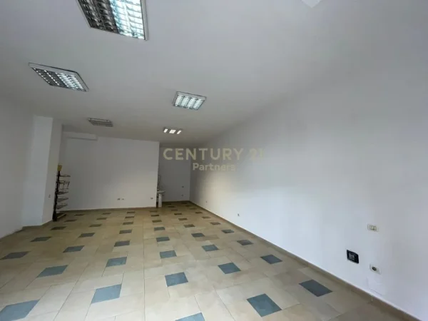 Tirane, jepet me qera ambjent biznesi Kati 0, 76 m² 550 € (Globe)