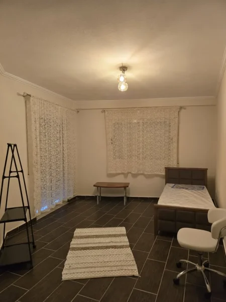 Tirane, jepet me qera apartament 2+1+Ballkon Kati 5, 120 m² 500 € (Tek Pallatet Cabej, Rruga Thoma Koxhaj)