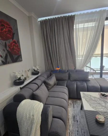 Tirane, jepet me qera apartament 2+1+Ballkon Kati 1, 95 m² 800 € (RESIDENCA ALBA, ISH PARKU AUTOBUZAVE)