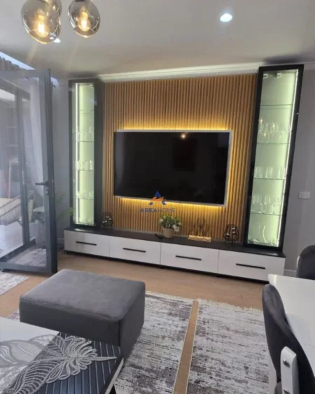 Tirane, jepet me qera apartament 2+1+Ballkon Kati 1, 95 m² 800 € (RESIDENCA ALBA, ISH PARKU AUTOBUZAVE)