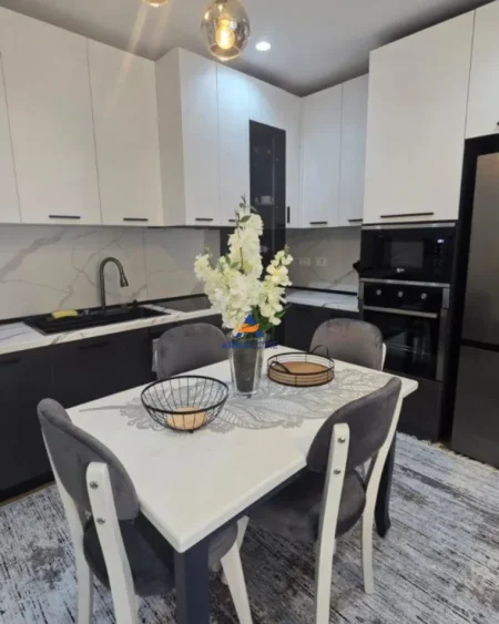 Tirane, jepet me qera apartament 2+1+Ballkon Kati 1, 95 m² 800 € (RESIDENCA ALBA, ISH PARKU AUTOBUZAVE)