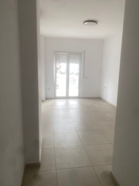 Jepet me Qera Apartament për Zyra tek Rruga e Barrikadave, Kati 7, 110 m² 700 €uro