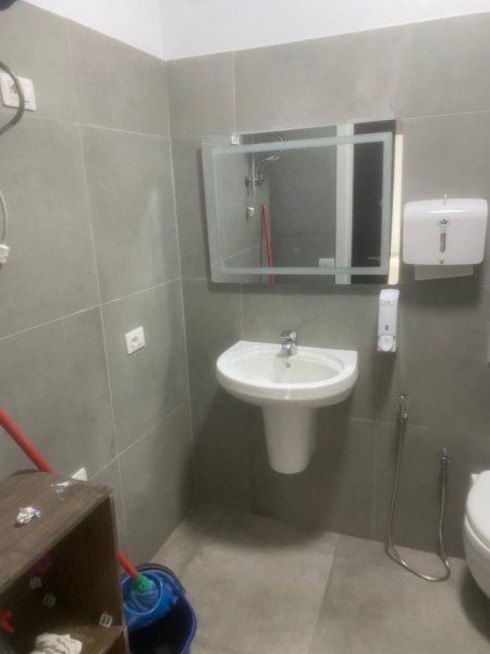 Jepet me Qera Apartament për Zyra tek Rruga e Barrikadave, Kati 7, 110 m² 700 €uro