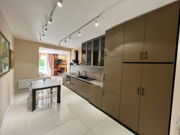 Tirane, shitet apartament 1+1 Kati 1, 192 m² 