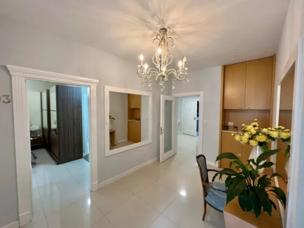 Tirane, shitet apartament 1+1 Kati 1, 192 m² 