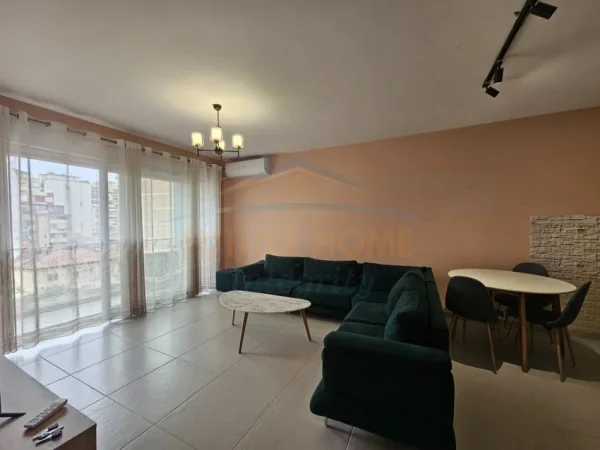 Tirane, jepet me qera apartament 2+1+2 Kati 4, 100 m² 750 € (Rruga e Barrikadave)