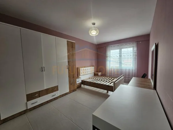 Tirane, jepet me qera apartament 2+1+2 Kati 4, 100 m² 750 € (Rruga e Barrikadave)