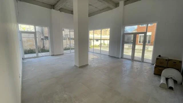 Tirane, jepet me qera ambjent biznesi Kati 0, 70 m² 500 € (rruga e dibres)