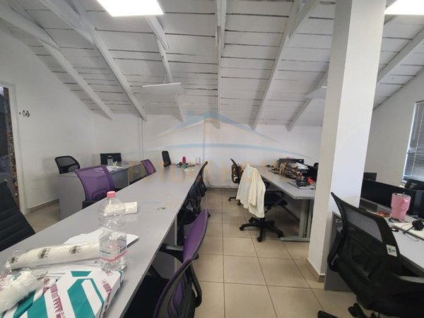 Tirane, jepet me qera zyre Kati 4, 97 m² 1.500 € (SHALLVARET)