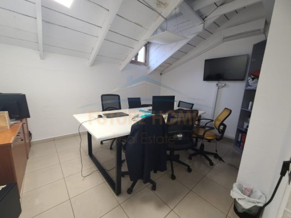 Tirane, jepet me qera zyre Kati 4, 97 m² 1.500 € (SHALLVARET)