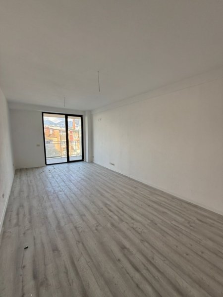 Tirane, jepet me qera ambjent biznesi Kati 1, 105 m² 600 € (Mine Peza)