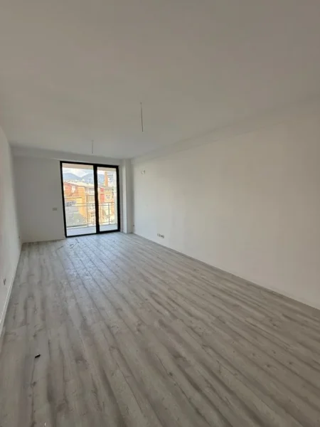Tirane, jepet me qera ambjent biznesi Kati 1, 105 m² 600 € (Mine Peza)