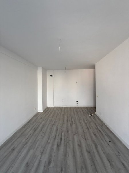 Tirane, jepet me qera ambjent biznesi Kati 1, 105 m² 600 € (Mine Peza)
