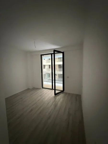 Tirane, jepet me qera ambjent biznesi Kati 1, 105 m² 600 € (Mine Peza)